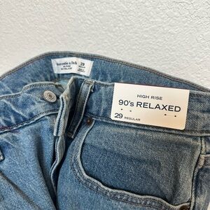 Abercrombie & Fitch High Rise 90's Relaxed Jeans - Classic Blue